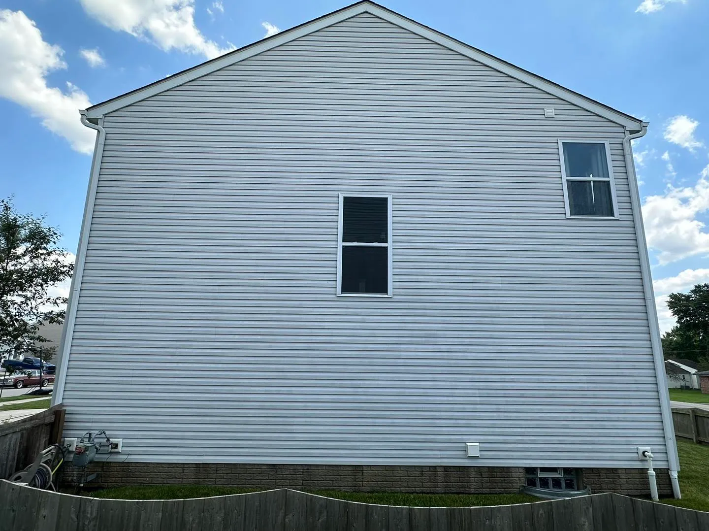 Home with clean vinyl siding after professional soft washing